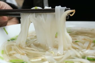 Reisnudeln schmecken neutral und kommen deshalb vor allem in würzigen Suppen zum Einsatz.