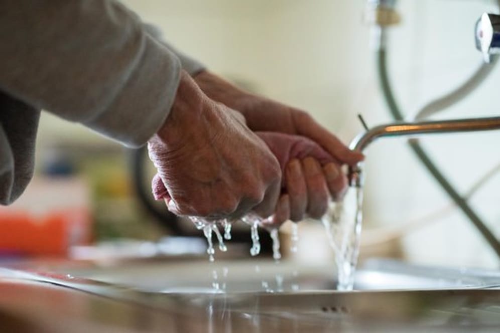 Experten empfehlen, für Arbeitsflächen und Geschirr getrennte Putzklappen zu verwenden.