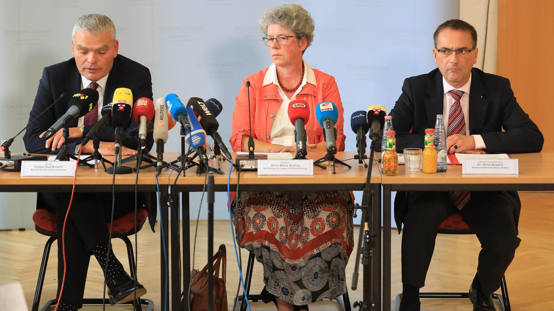 Sachsen-Anhalts Innenminister Holger Stahlknecht (CDU, l-r), Sachsen-Anhalts Justizministerin Anne-Marie Keding und der Leitende Staatsanwalt Dr. Horst Nopens während der Pressekonferenz: Nach einem vorläufigen Obduktionsbericht geht die Landesregierung von einem Herzversagen als Todesursache aus.