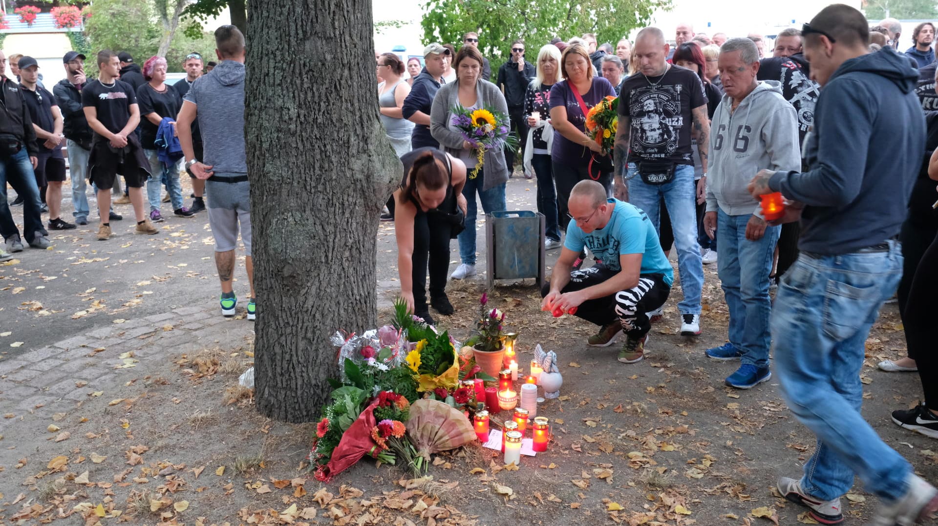 Blumen und Kerzen an einem Baum auf einem Spielplatz, in dessen Nähe ein 22-Jähriger ums Leben gekommen ist: Zwei afghanische Staatsbürger wurden in der Nacht zum Sonntag wegen des Anfangsverdachts eines Tötungsdelikts festgenommen.