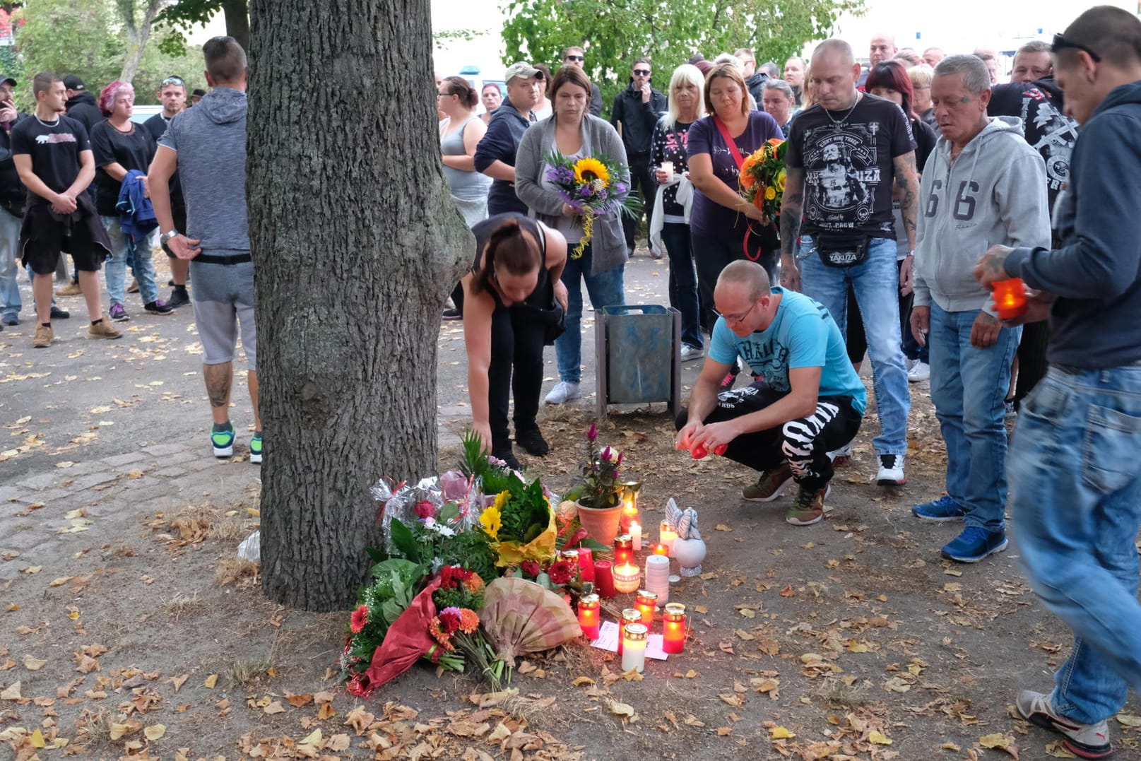 Blumen und Kerzen an einem Baum auf einem Spielplatz, in dessen Nähe ein 22-Jähriger ums Leben gekommen ist: Zwei afghanische Staatsbürger wurden in der Nacht zum Sonntag wegen des Anfangsverdachts eines Tötungsdelikts festgenommen.