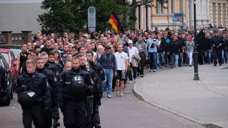 Trauerzug durch die Innenstadt von Köthen, nachdem dort ein 22-Jähriger bei einem Streit ums Leben gekommen war: Unter den Demonstranten sollen laut Landesregierung 400 bis 500 Personen sein, die der "rechten Szene" zuzuordnen sind.
