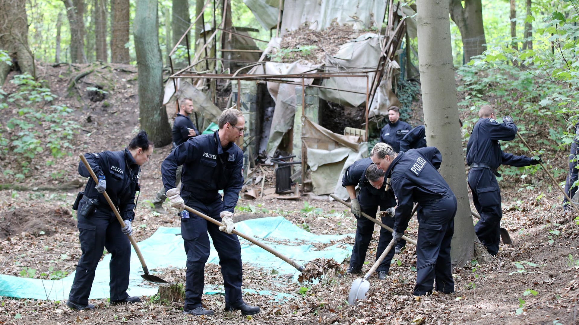 Durchsuchungen im Altonaer Volkspark: Die Polizei hat den Fall Hilal auch nach 19 Jahren noch nicht aufgegeben.