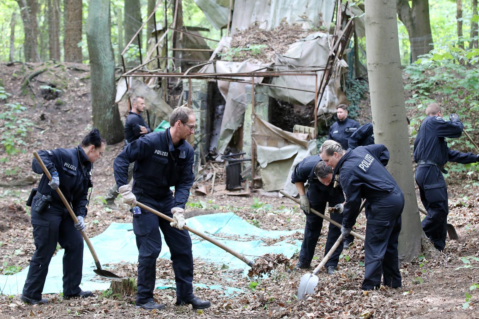 Durchsuchungen im Altonaer Volkspark: Die Polizei hat den Fall Hilal auch nach 19 Jahren noch nicht aufgegeben.