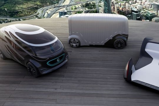 Die elektrische Designstudie Urbanetic mit unterschiedlichen, schnell wechselbaren Karosserien kann sich vom fensterlosen Lieferwagen (Mitte) in einen Van (links) verwandeln.