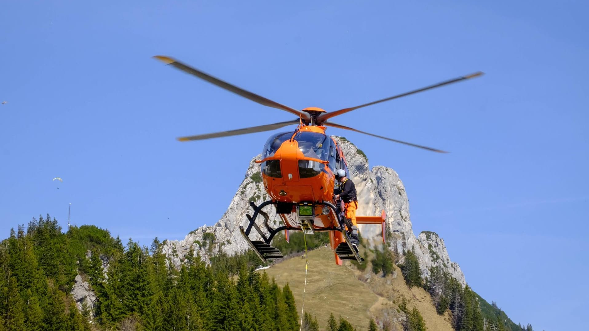 Rettungshubschrauber in Bayern: Für das kleine Mädchen kam jede Hilfe zu spät. (Symbolbild) Rettungshubschrauber in Bayern: Für das kleine Mädchen kam jede Hilfe zu spät. (Symbolbild)