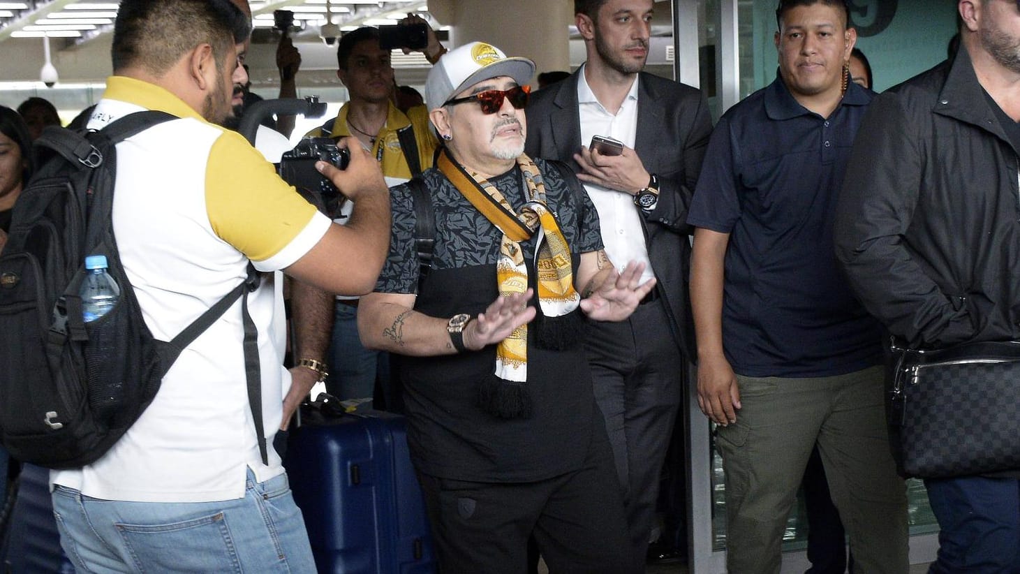 Neuer Hoffnungsträger im Nordwesten Mexikos: Diego Maradona (M.) bei seiner Ankunft am Flughafen in Culiacan.