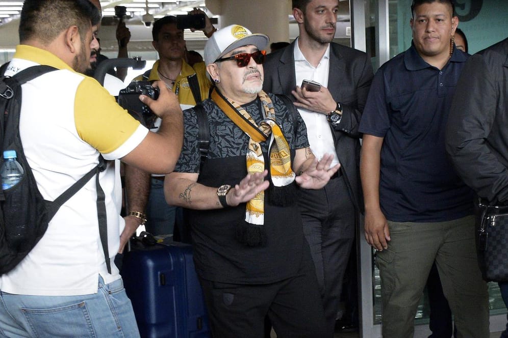 Neuer Hoffnungsträger im Nordwesten Mexikos: Diego Maradona (M.) bei seiner Ankunft am Flughafen in Culiacan.