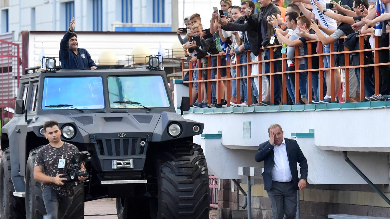 Diego Maradona führ bei seiner Vorstellung bei Dinamo Brest in einem Panzerwagen vor.