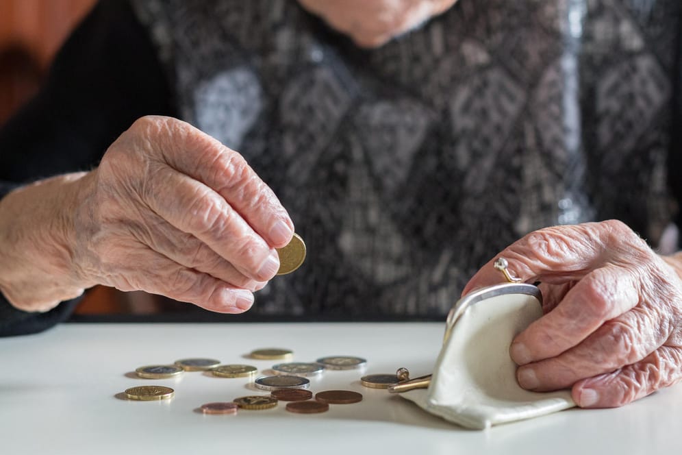 Eine alte Frau zählt Geld: Um das Rentenniveau zu sichern, schlägt Arbeitsminister Heil vor, Beamte mit einzubeziehen.