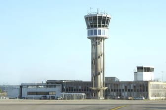 Der Flughafen Lyon Saint-Exupéry: Ein Mann durchbrach die Türen und raste auf die Flughafenpiste. (Archivbild)