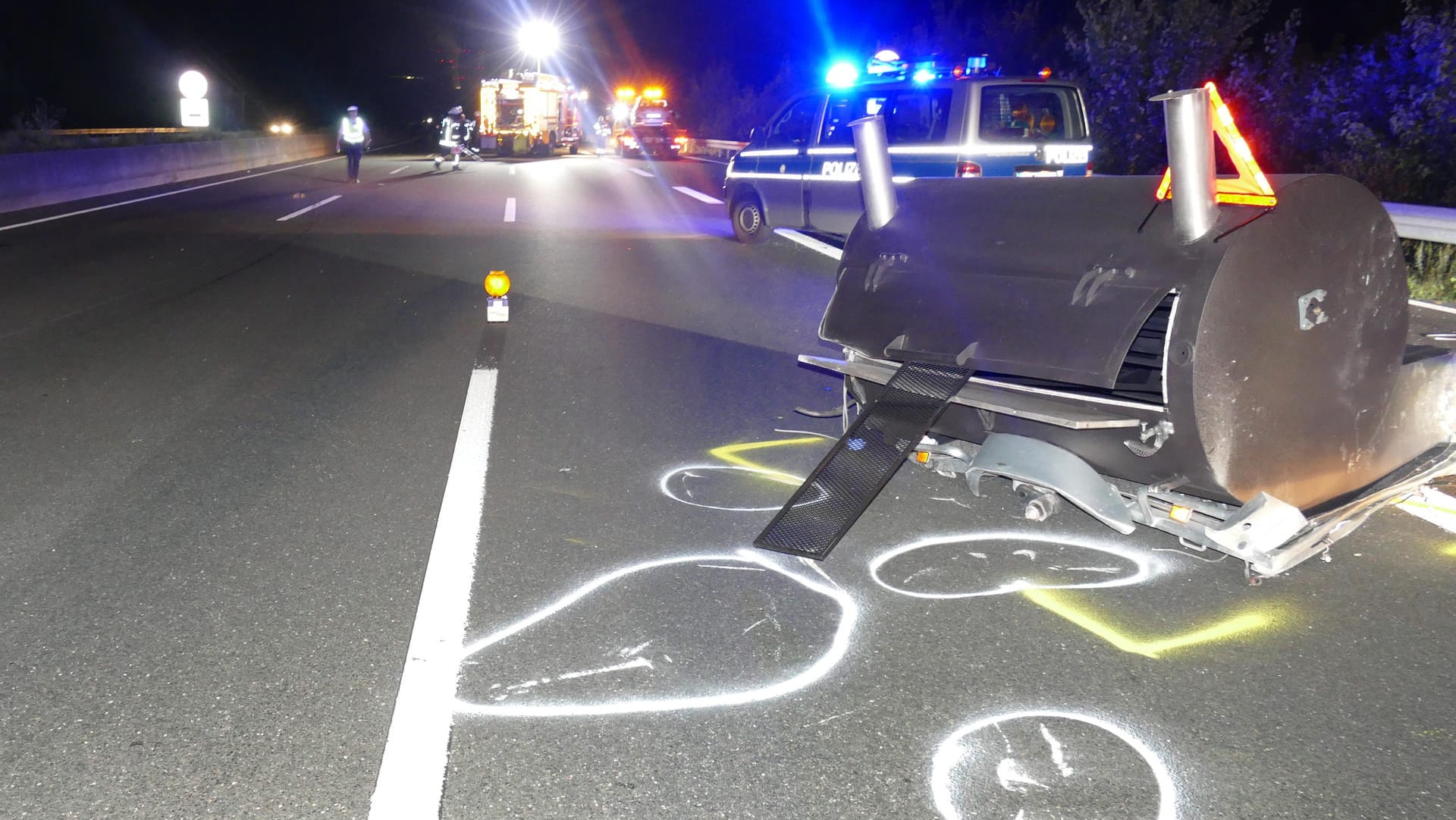 Der fahrbare Smoker-Grill: Vier Fahrzeuge wurden in den Unfall verwickelt. Der fahrbare Smoker-Grill: Vier Fahrzeuge wurden in den Unfall verwickelt.