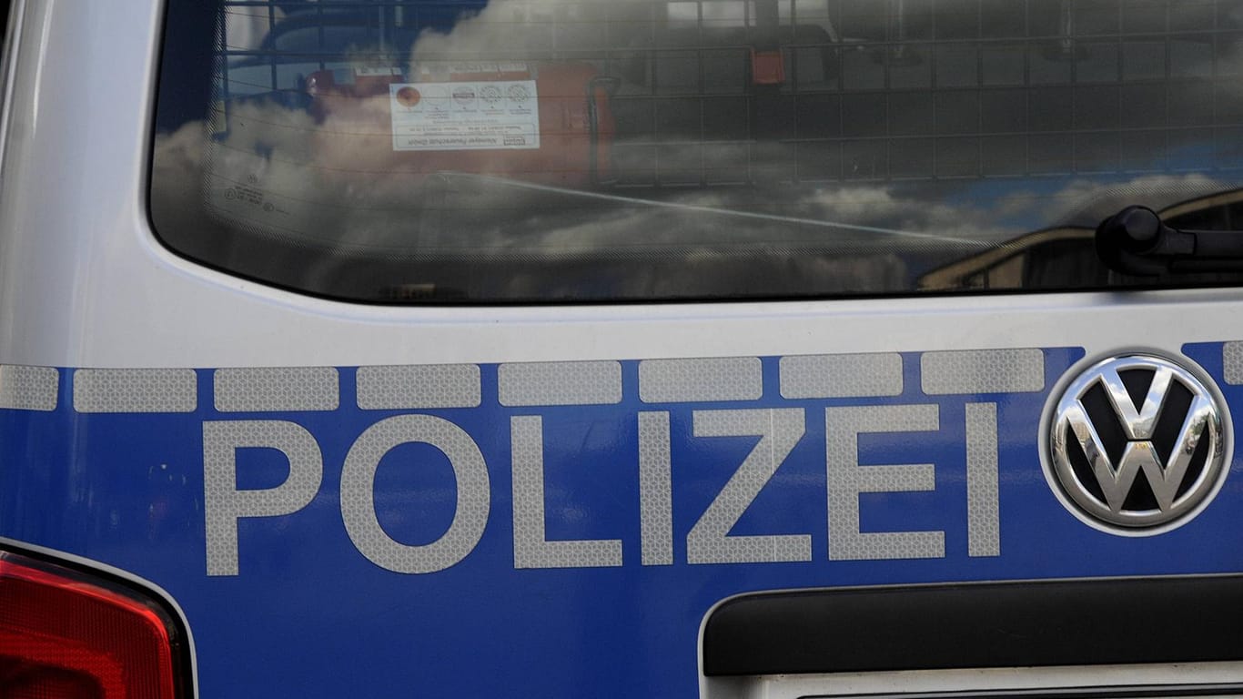 Ein Polizeiauto: Wer die Moschee in Niedersachsen beschmiert hat, ist noch unklar. (Symbolbild)