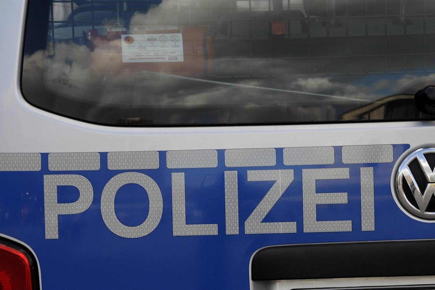 Ein Polizeiauto: Wer die Moschee in Niedersachsen beschmiert hat, ist noch unklar. (Symbolbild)