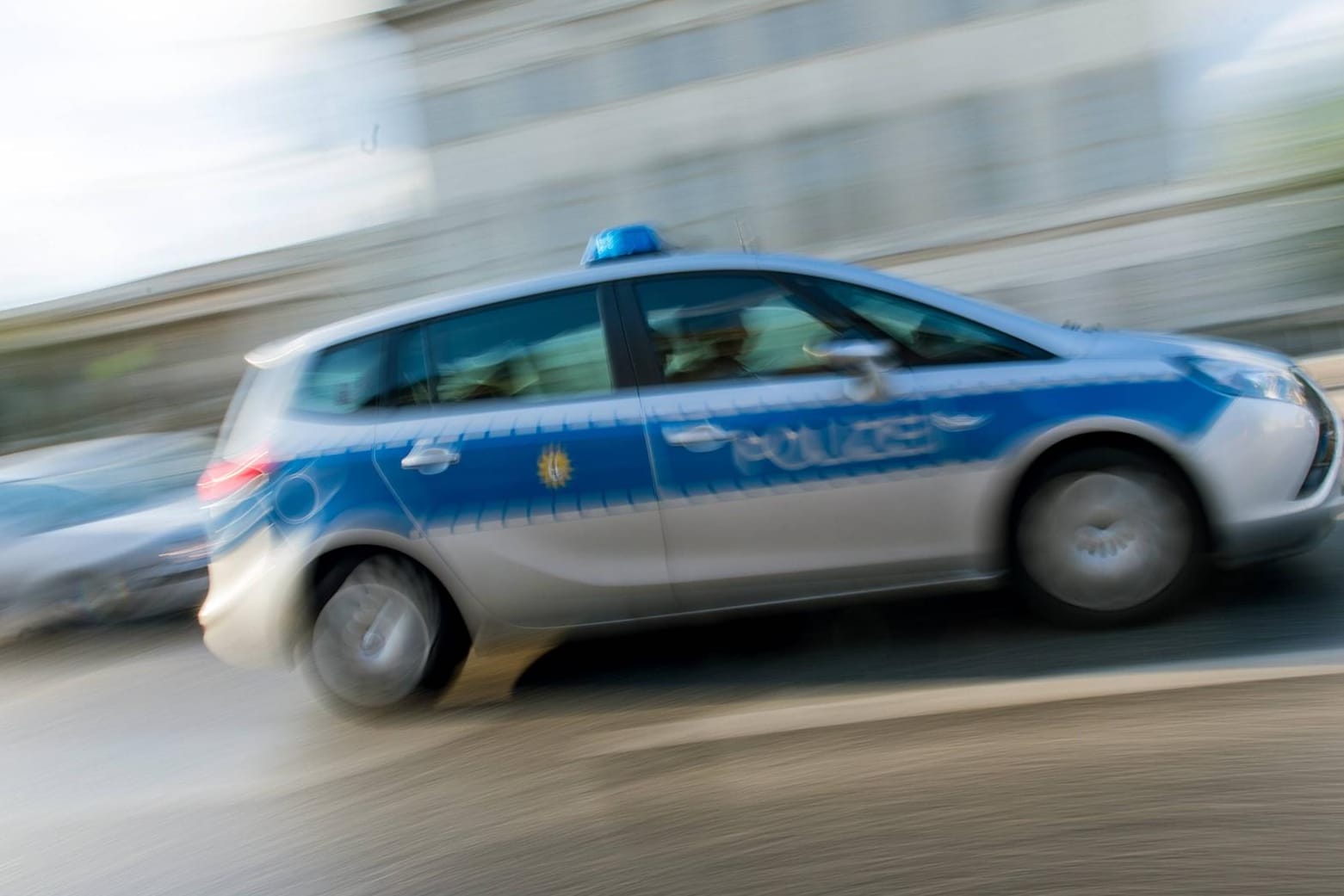 Polizei: Zuerst setzte eine Mutter einen Hilferuf ab, dann widersetzte sie sich den Beamten. (Symbolbild)