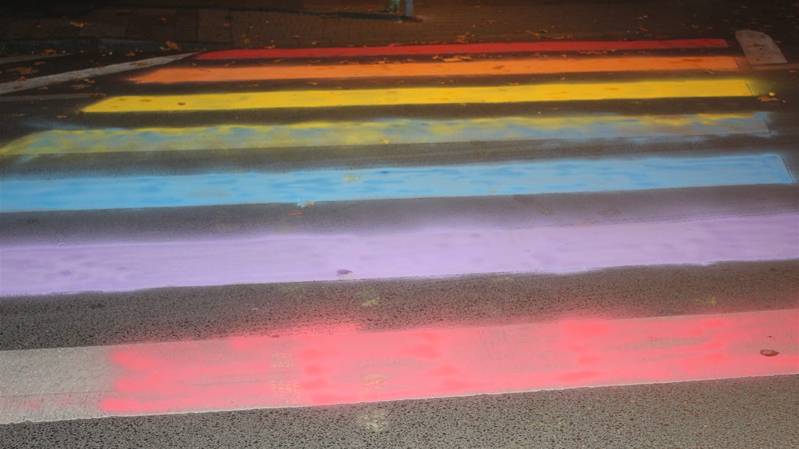 Der besprühte Zebrastreifen in Krefeld: Stadtwerke und Feuerwehr konnten die Fußgängerüberwege bisher nicht von der Farbe befreien. Der besprühte Zebrastreifen in Krefeld: Stadtwerke und Feuerwehr konnten die Fußgängerüberwege bisher nicht von der Farbe befreien.