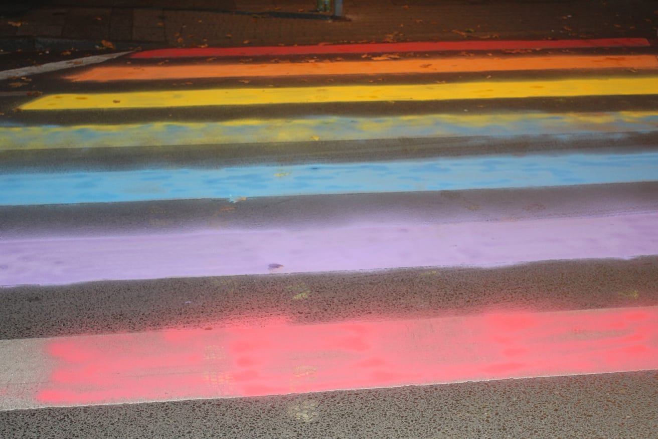 Der besprühte Zebrastreifen in Krefeld: Stadtwerke und Feuerwehr konnten die Fußgängerüberwege bisher nicht von der Farbe befreien.