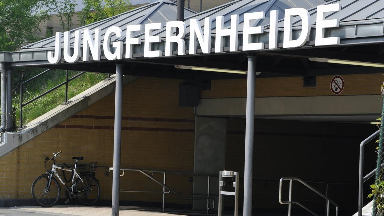 Bahnhof Jungfernheide: Sicherheitsmänner haben einem 18-Jährigen das Rauchen verboten und wurden daraufhin angegriffen. Bahnhof Jungfernheide: Sicherheitsmänner haben einem 18-Jährigen das Rauchen verboten und wurden daraufhin angegriffen.
