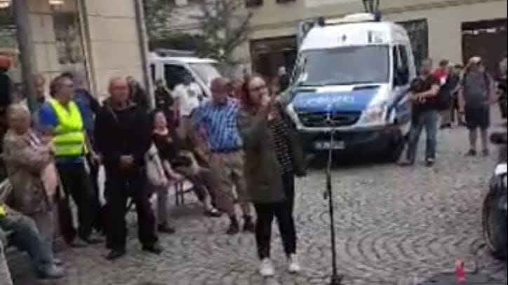 Ansage: "Die da hinten werden brennen", sagte eine Rednerin in Köthen und zeigte auf Gegendemonstranten.