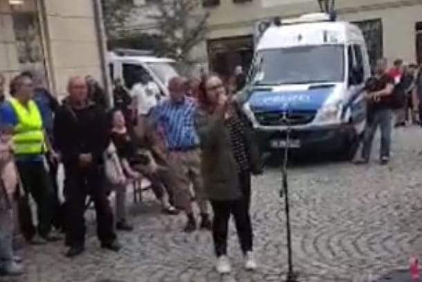 Ansage: "Die da hinten werden brennen", sagte eine Rednerin in Köthen und zeigte auf Gegendemonstranten.