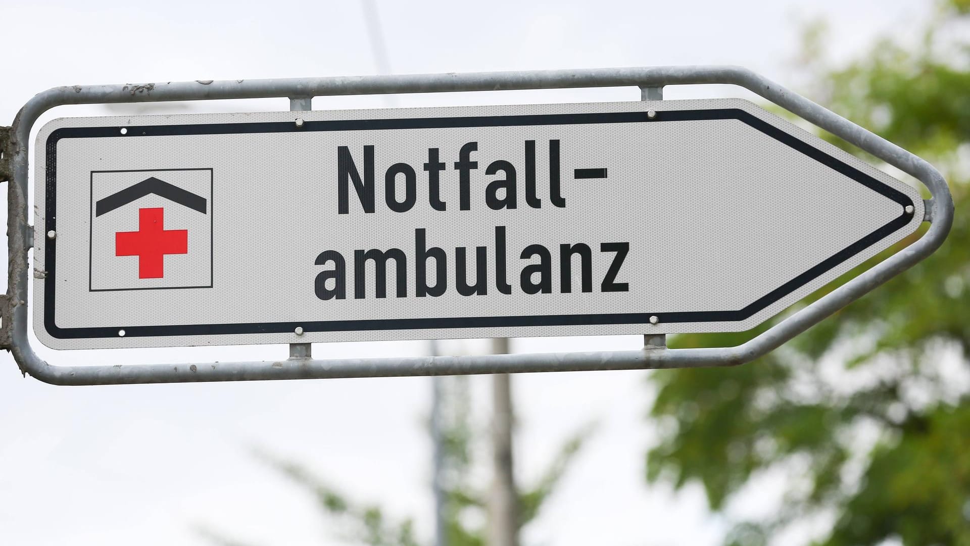 Eingang zu einer Notfallambulanz: Ein Einbrecher scheiterte bei dem Versuch, in eine Volkshochschule einzudringen. (Symbolbild) Eingang zu einer Notfallambulanz: Ein Einbrecher scheiterte bei dem Versuch, in eine Volkshochschule einzudringen. (Symbolbild)