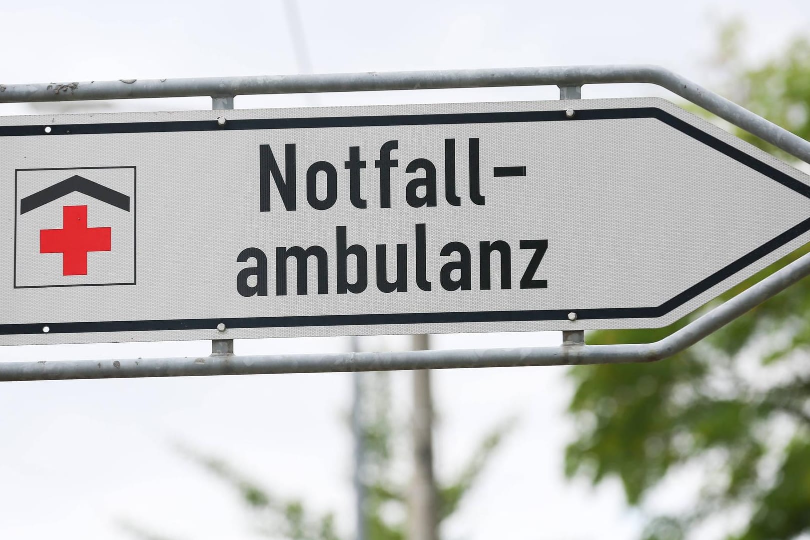 Eingang zu einer Notfallambulanz: Ein Einbrecher scheiterte bei dem Versuch, in eine Volkshochschule einzudringen. (Symbolbild)
