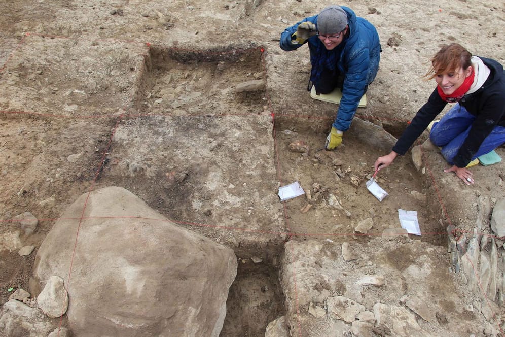 Studierende am Grab nahe der Wewelsburg: Die Wissenschaftler fanden zwischen den Steinen die jahrtausendealten sterblichen Überreste der Bestatteten.