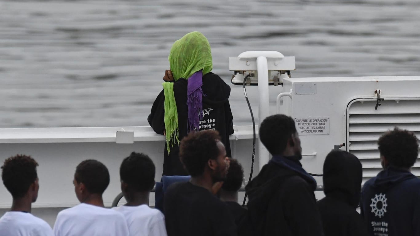 Migranten stehen an Deck des italienischen Küstenwachschiffs "Diciotti": Das Mittelmeer zu überqueren ist für Migranten nach Angaben der Internationalen Organisation für Migration deutlich gefährlicher geworden.