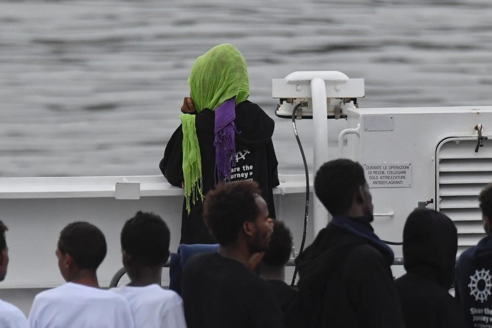 Migranten stehen an Deck des italienischen Küstenwachschiffs "Diciotti": Das Mittelmeer zu überqueren ist für Migranten nach Angaben der Internationalen Organisation für Migration deutlich gefährlicher geworden.