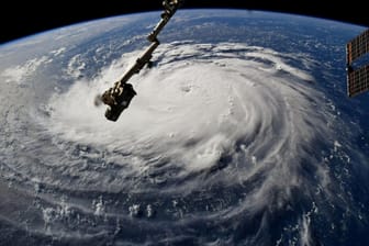 Gefährlicher Hurrikan nähert sich US-Ostküste: Behörden haben die Einwohner von South Carolina vor dem Tropensturm Florence gewarnt.