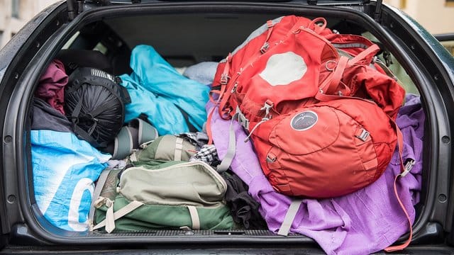 Zu voll beladen? Wie schwer das Auto maximal sein darf, kann man mit Hilfe der Angaben im Fahrzeugschein herausfinden. Zu voll beladen? Wie schwer das Auto maximal sein darf, kann man mit Hilfe der Angaben im Fahrzeugschein herausfinden.