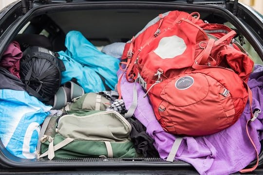 Zu voll beladen? Wie schwer das Auto maximal sein darf, kann man mit Hilfe der Angaben im Fahrzeugschein herausfinden.