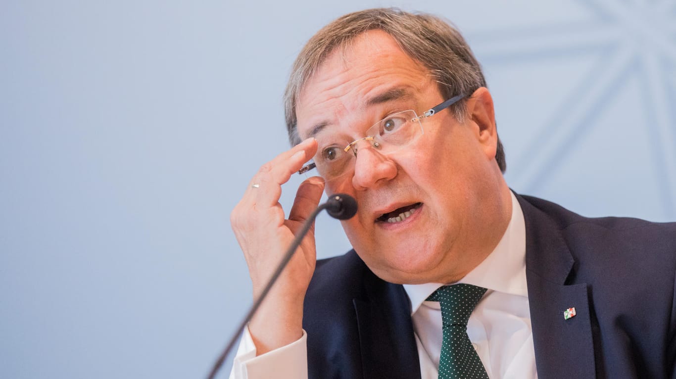 Armin Laschet: Der NRW-Ministerpräsident hat auf einer Veranstaltung Innenminister Horst Seehofer und Verfassungsschutz-Chef Hans-Georg Maaßen harsch kritisiert.