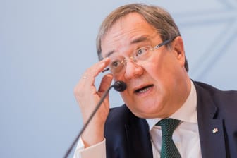 Armin Laschet: Der NRW-Ministerpräsident hat auf einer Veranstaltung Innenminister Horst Seehofer und Verfassungsschutz-Chef Hans-Georg Maaßen harsch kritisiert.