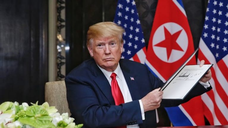 Beim ersten Treffen in Singapur: US-Präsident Donald Trump präsentiert die Vereinbarung mit Nordkoreas Machthaber Kim Jong Un.