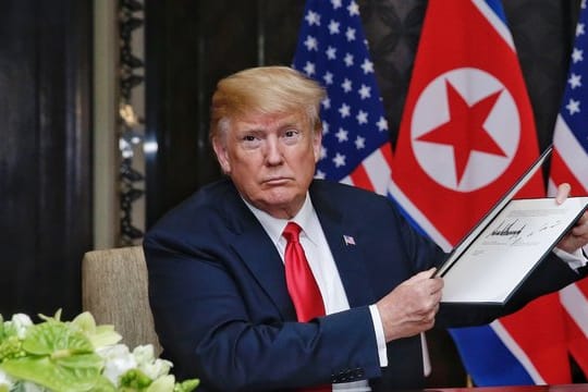 Beim ersten Treffen in Singapur: US-Präsident Donald Trump präsentiert die Vereinbarung mit Nordkoreas Machthaber Kim Jong Un.