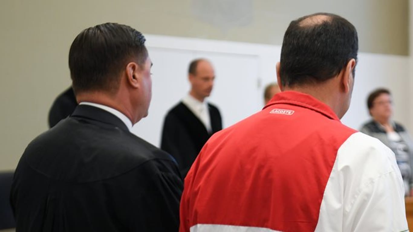 Der 48-jährige Angeklagte steht zum Prozessbeginn im Gerichtssaal des Landgerichts in Gießen.