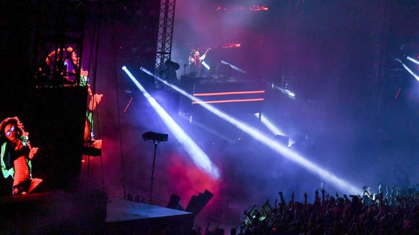 David Guetta (M) bringt die Menschen beim Musikfestival Lollapalooza in Berlin zum Tanzen.