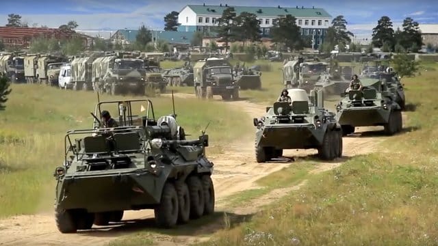 Russische Panzerwagen sind bei der Übung Wostok in der Region Tschita unterwegs. Russische Panzerwagen sind bei der Übung Wostok in der Region Tschita unterwegs.