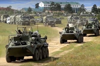 Russische Panzerwagen sind bei der Übung Wostok in der Region Tschita unterwegs.