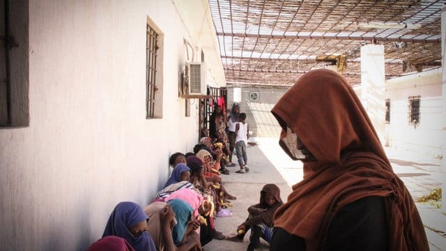 Frauen und Kinder in einem libyschen Auffanglager. Frauen und Kinder in einem libyschen Auffanglager.