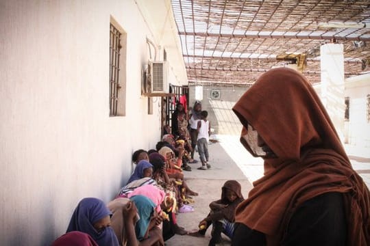 Frauen und Kinder in einem libyschen Auffanglager.