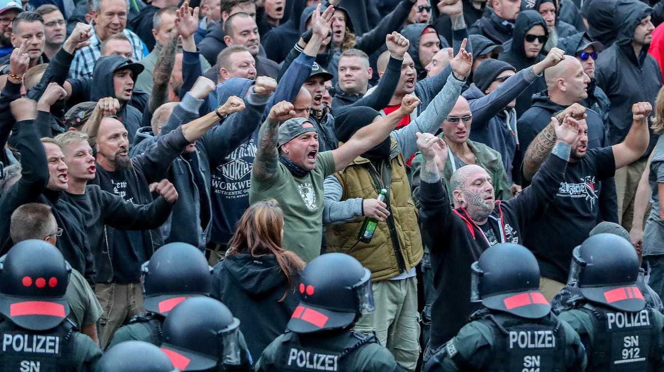 Rechte Demonstranten in Chemnitz: Neonazis und Rechtspopulisten verbreiten in Ostdeutschland ihr Gift.