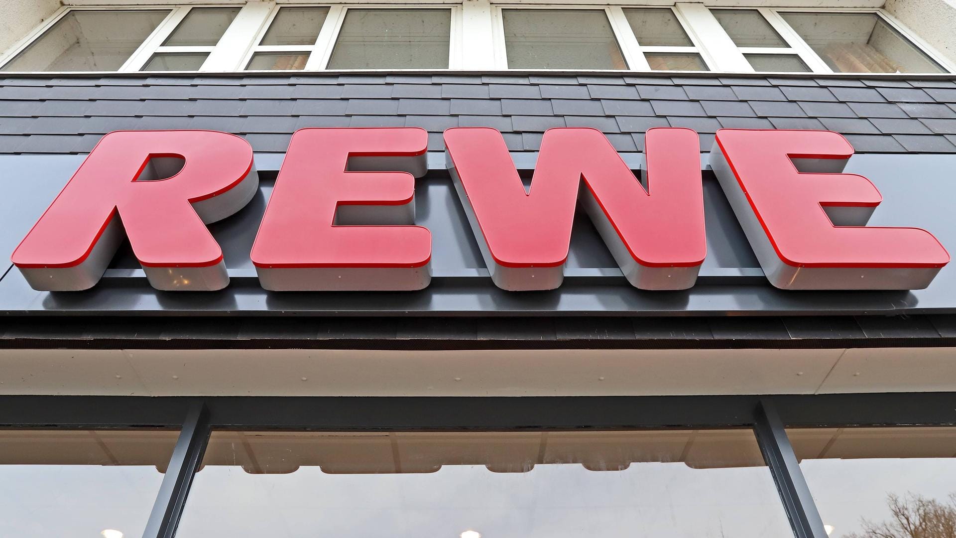 Eine Filiale von Rewe: Besteck, Teller und Becher aus Einwegplastik wird es in den Supermärkten bald nicht mehr geben.