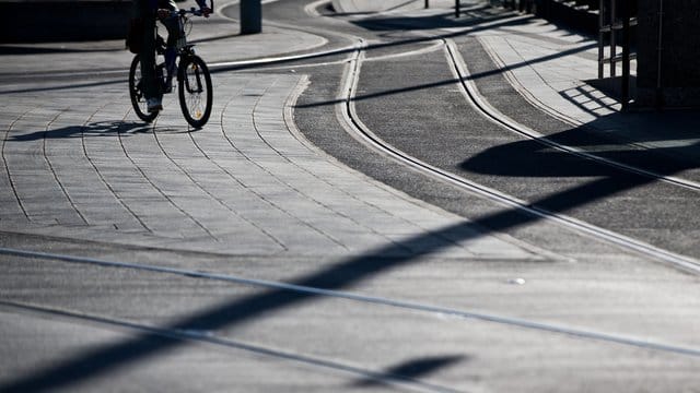 Wer mit dem Fahrrad Straßenbahn-Gleise überqueren will, sollte die Vertiefung in einem rechten Winkel ansteuern.