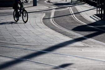 Wer mit dem Fahrrad Straßenbahn-Gleise überqueren will, sollte die Vertiefung in einem rechten Winkel ansteuern.