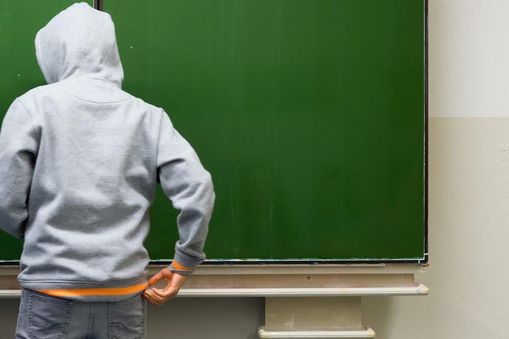 Ein Schüler steht an einer Schultafel: Die Studie zeigt, dass die Mehrheit der Jugendlichen mit Berufsausbildung oder Uniabschlüssen gute Berufschancen hat.