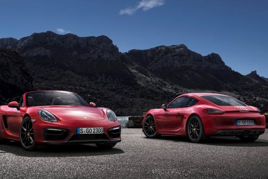 Robustes Doppelpack: Porsches Mittelmotor-Modell weist als Boxster (links) und als Cayman im GTÜ-Gebrauchtwagenreport insgesamt die wenigsten Mängel auf.