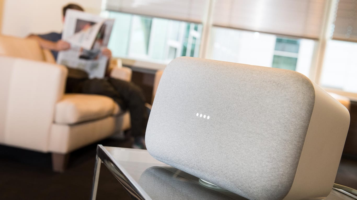 Der neue Google Home Max Lautsprecher: Mal eben vom Sofa die Lieblings-Playlist anwerfen? Smarte Lautsprecher wie der Google Home Max sollen genau das können.
