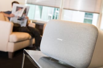 Der neue Google Home Max Lautsprecher: Mal eben vom Sofa die Lieblings-Playlist anwerfen? Smarte Lautsprecher wie der Google Home Max sollen genau das können.
